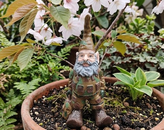 Statue de nain de soldat de l'armée, décoration de jardin militaire en résine, figurine elfe lunatique de l'armée pour la décoration de bureau et de chambre, cadeau parfait pour les fans de l'armée