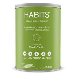 Pu&ograve; includere: Un contenitore cilindrico verde di polvere proteica "HABITS" Probiotic Matcha Vanilla. L'etichetta include testo in inglese e spagnolo, con icone che indicano vegano, senza glutine e senza OGM. Il contenitore contiene 468 g di prodotto.