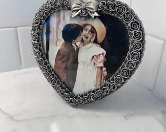 Marco de peltre de estilo victoriano vintage con rosas y rematado con un lazo, fabricado por Avon.