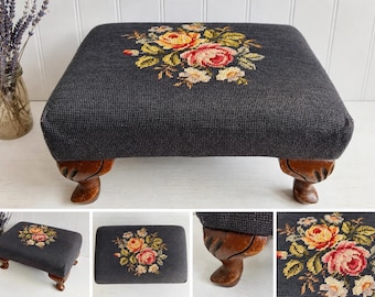 Podnóżek vintage z haftem igłowym, pufa tapicerowana motywem kwiatowym, podnóżek Petit Point