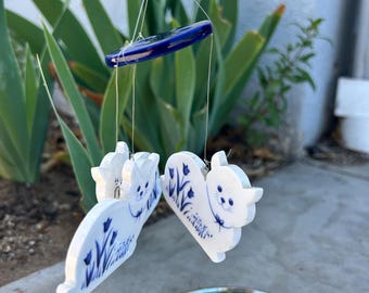 Handmålad vindklocka i keramik med kattmotiv, tulpandekor i Delft-stil, nyckfull trädgårdsdekoration