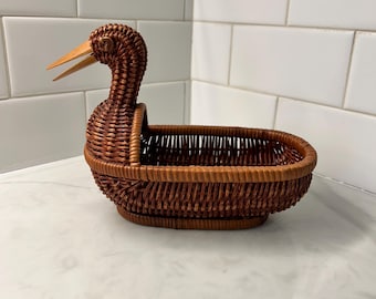 Vintage Wicker Duck Basket: Retro Woven Decor