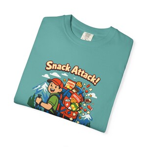 Snack Attack ryggsäcks-T-shirt för vandring | camping-t-shirt med grafik och snacks bild 11