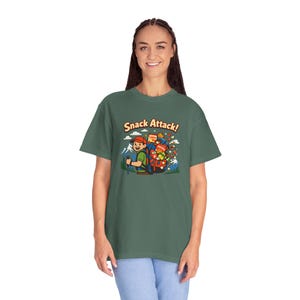 Snack Attack ryggsäcks-T-shirt för vandring | camping-t-shirt med grafik och snacks bild 15