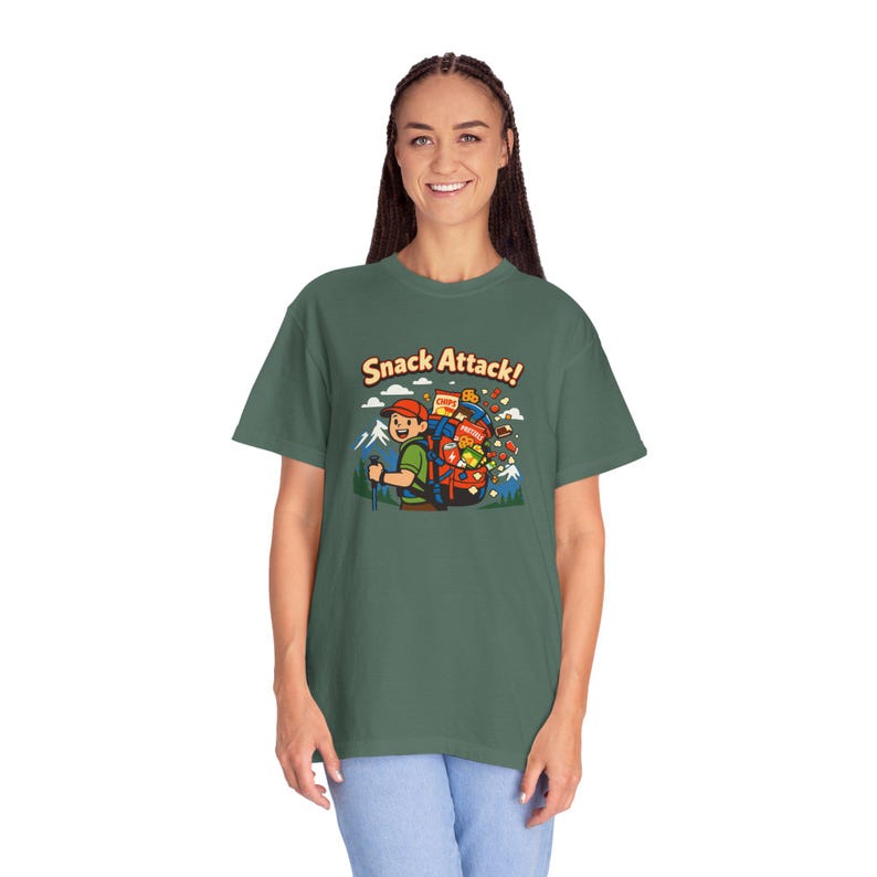 Snack Attack ryggsäcks-T-shirt för vandring | camping-t-shirt med grafik och snacks bild 15
