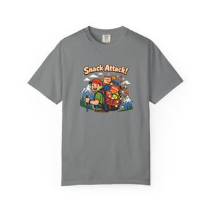 Snack Attack ryggsäcks-T-shirt för vandring | camping-t-shirt med grafik och snacks bild 3
