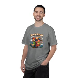 Snack Attack ryggsäcks-T-shirt för vandring | camping-t-shirt med grafik och snacks bild 13