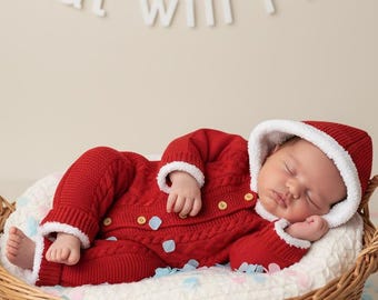 Första julen Anpassat namn på ryggen Babysparkdräkt | Röd stickad vinterjumpsuit med huva Maskinbroderi Tvättbar fotorekvisita för småbarn Julklapp