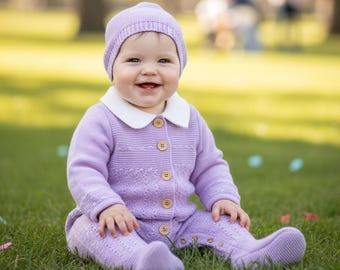 Aangepaste romper voor eerste verjaardag, gepersonaliseerde gebreide jumpsuit op achternaam, romper in vintagestijl met hoed, nauwkeurig geborduurd babycadeau