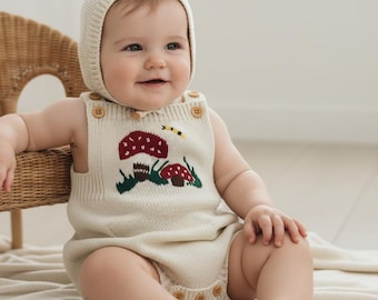 Mono de punto con diseño de abeja y seta, con nombre personalizado en la espalda, ideal para bebés, estilo jardín de hadas, ropa vintage para niños pequeños, estilo cottagecore.
