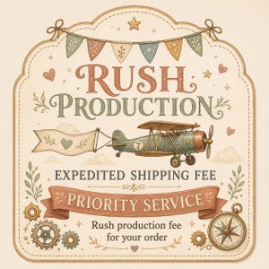 Könnte beinhalten: Ein rechteckiges Schild mit abgerundeten Ecken, das den Text RUSH PRODUCTION, EXPEDITED SHIPPING FEE, PRIORITY SERVICE und Rush production fee for your order enthält. Es zeigt einen Oldtimer-Doppeldecker, Wimpel, Zahnräder und einen Kompass.