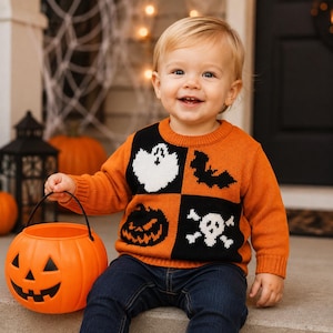 Puede incluir: Un suéter naranja de manga larga con un panel frontal negro que presenta iconos gráficos en blanco y negro de un fantasma, un murciélago, una calabaza y una calavera con huesos cruzados, combinado con pantalones vaqueros azul oscuro y un cubo de calabaza.