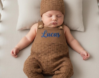 Personlig babypojkeoutfit, stickad sparkdräkt med broderat namn, specialdesignade babyoveraller, babyshowerpresent, neutrala kläder för nyfödda