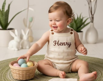 Mono corto de punto de trigo con diseño botánico único y nombre personalizado, conjunto de mono y gorro de punto calado con estampado de hojas en tonos neutros, atuendo ideal para fotos de la vuelta a casa en Navidad.