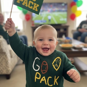 Puede incluir: Una taza de cerámica blanca con un asa negra y el texto "But First, Coffee" en negro y negrita. La taza está sobre una superficie de madera. La taza mide aproximadamente 10 cm de alto.