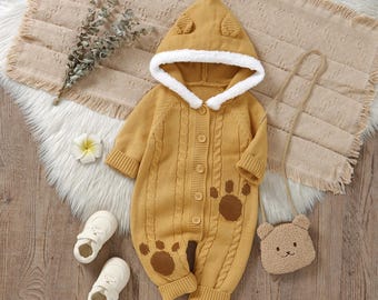Combi-short patte d'ours et oreilles personnalisées avec nom dans le dos, combinaison à capuche 100 % coton pour cadeau de baby shower dans les bois et photos d'extérieur en hiver