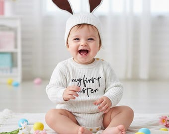 Pelele con letra de Pascua en la parte delantera y nombre personalizado en la espalda con gorro de conejito / Body de bebé personalizado para guardar como recuerdo, conjunto de primavera de algodón de colección.