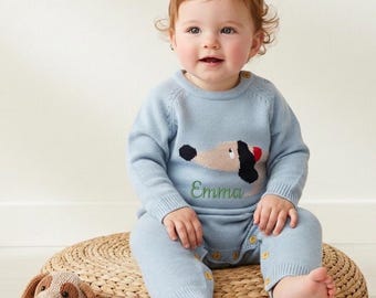 Gepersonaliseerde teckel baby gebreide romper, aangepaste geborduurde naam jumpsuit, uniek erfstuk cadeau voor nieuwe moeder vintage outfit bos hond