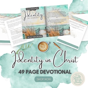 Op de afbeelding: Een devotional boek getiteld "Identity in Christ" met een aquarelontwerp. De omslag toont een pier die naar de oceaan leidt. De afbeelding bevat een koffiekopje, een pen en de tekst "49 Page Devotional" en "Shop Now".