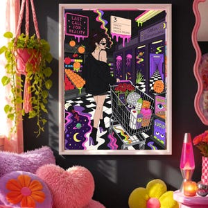 Könnte beinhalten: Ein gerahmter Kunstdruck mit einer surrealen Supermarktszene. Eine Person schiebt einen Einkaufswagen voller bunter Artikel. Das Kunstwerk enthält den Text "Last Call for Reality" und "Other Dimensions."