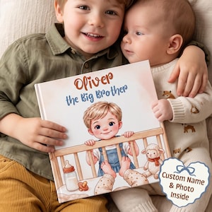 Könnte beinhalten: Ein gebundenes Kinderbuch mit dem Titel Oliver the Big Brother, das eine Illustration eines kleinen Jungen im Kinderbett mit einer Babyflasche und einem Plüschlamm zeigt. Das Cover enthält eine herzförmige Grafik Custom Name & Photo Inside.