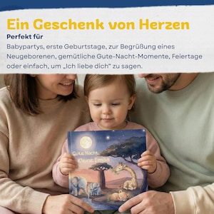 Pode incluir: Uma crian&ccedil;a segura um livro infantil com uma ilustra&ccedil;&atilde;o noturna de animais. A capa do livro apresenta uma lua cheia, um elefante, uma girafa e um le&atilde;o. O texto na capa diz "Gute Nacht, Kleine Emilia."