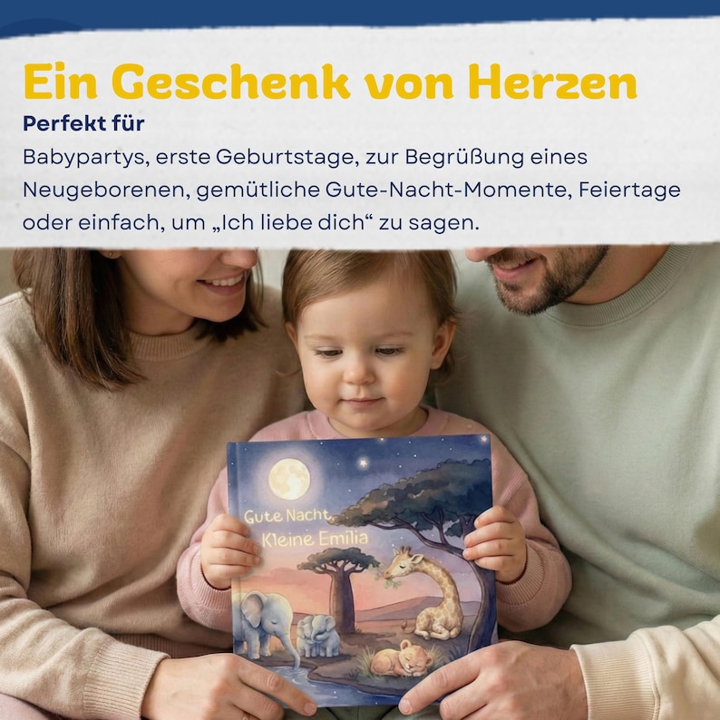 Pode incluir: Uma crian&ccedil;a segura um livro infantil com uma ilustra&ccedil;&atilde;o noturna de animais. A capa do livro apresenta uma lua cheia, um elefante, uma girafa e um le&atilde;o. O texto na capa diz "Gute Nacht, Kleine Emilia."
