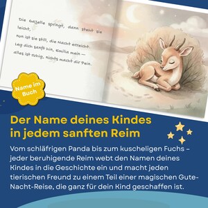 Pode incluir: Um livro aberto com uma ilustra&ccedil;&atilde;o em aquarela de um veado deitado. O texto diz "Der Name deines Kindes in jedem sanften Reim" e "Name im Buch". O livro est&aacute; em um fundo azul escuro com estrelas.