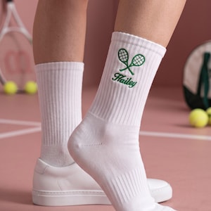 Personliga tennisstrumpor, tennispresent med eget namn, broderade korsade racketstrumpor, present till tennisspelare, present till tennislagtränare
