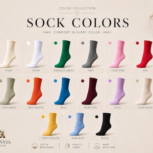 Puede incluir: Una tabla de colores titulada SOCK COLORS que muestra quince calcetines de colores s&oacute;lidos en marfil, blanco, verde esmeralda, gris, rosa claro, rojo, verde salvia, naranja rojizo, azul, burdeos, lila, beige claro, amarillo luna, azul beb&eacute; y negro.