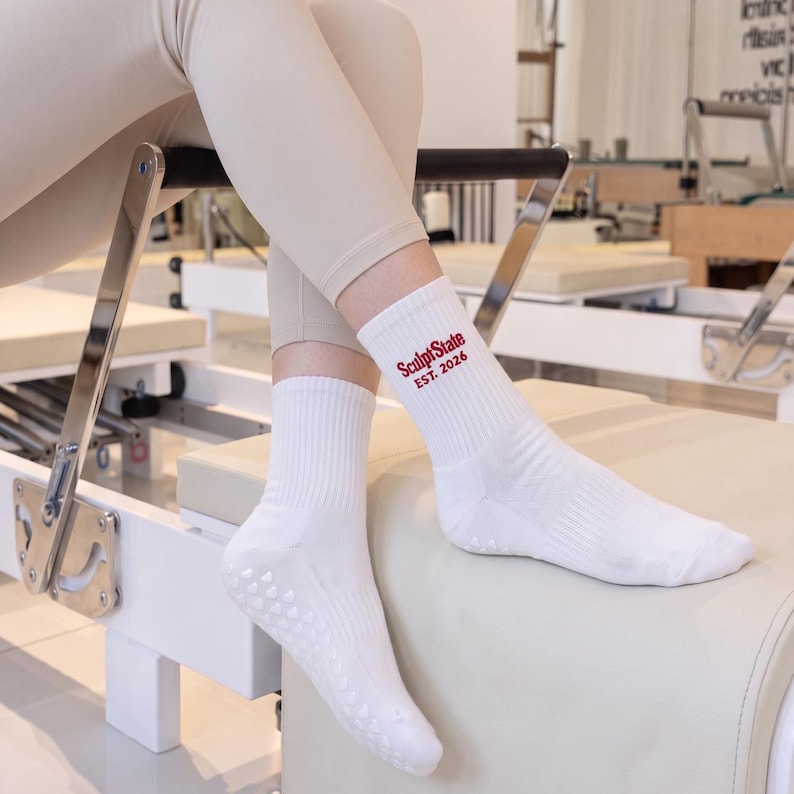 Anpassade Pilates Grip-strumpor, personlig broderad studiologotyp, halkfria Reformer Barre Yoga-strumpor, logotypstrumpa, färgglad strumpa, pilatesoutfit bild 2