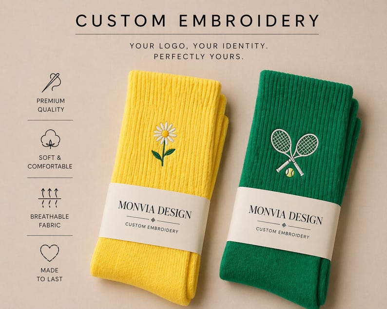 Puede incluir: Un par de calcetines acanalados, uno amarillo con un bordado de margarita blanca y otro verde con un bordado de raquetas de tenis y una pelota. Cada par est&aacute; envuelto en una banda de papel MONVIA DESIGN CUSTOM EMBROIDERY. El texto incluye CUSTOM EMBROIDERY, YOUR LOGO, YOUR IDENTITY, PERFECTLY YOURS, PREMIUM QUALITY, SOFT & COMFORTABLE, BREATHABLE FABRIC y MADE TO LAST.