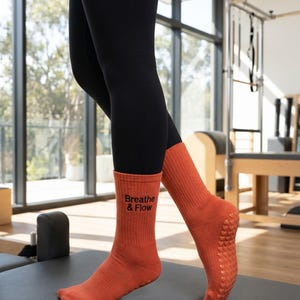 Anpassade Pilates Grip-strumpor, personlig broderad studiologotyp, halkfria Reformer Barre Yoga-strumpor, logotypstrumpa, färgglad strumpa, pilatesoutfit bild 7