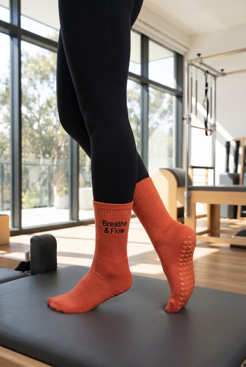 Anpassade Pilates Grip-strumpor, personlig broderad studiologotyp, halkfria Reformer Barre Yoga-strumpor, logotypstrumpa, färgglad strumpa, pilatesoutfit bild 7