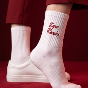 Personliga broderade strumpor, strumpor med eget namn, strumpor med eget text, monogramstrumpor, personlig present, brudtärnepresent, brudgumspresent, present