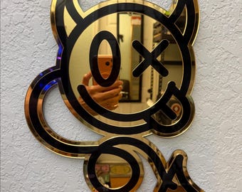 Cuadro de pared acrílico con espejo dorado de demonio sonriente