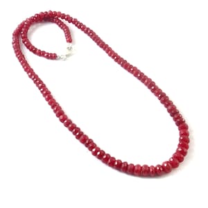 Halsband med naturliga afrikanska rubiner och fasetterade rondeller i AAA-kvalitet med spänne i 925 sterlingsilver, äkta rubinsmycken