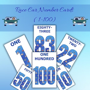 Puede incluir: Tarjetas de números de coches de carreras (1-100) con ilustraciones de coches de carreras. Las tarjetas muestran números tanto en forma numérica como en palabras, como "Uno", "Veintidós", "Ochenta y tres", "Cincuenta" y "Cien". El fondo es un degradado azul claro.