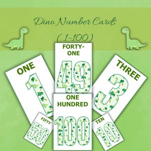 Puede incluir: Tarjetas de números verdes con ilustraciones de dinosaurios y el texto "Dino Number Cards (1-100)". Las tarjetas muestran números como "ONE", "49", "100", "50", "3" y "10". Dos gráficos de dinosaurios verdes en la parte superior.