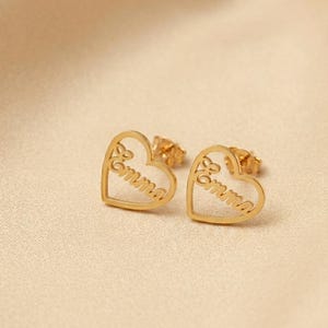 Orecchini a perno a forma di cuore personalizzati con nome, placcati in oro 18 carati, orecchini a perno personalizzati con targhetta e nome, set di orecchini delicati con scritta in corsivo.