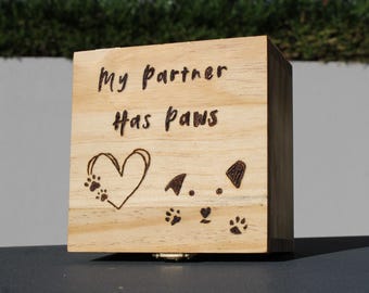 Caja de golosinas para perros «My Partner Has Paws»: regalo de San Valentín de madera hecho a mano