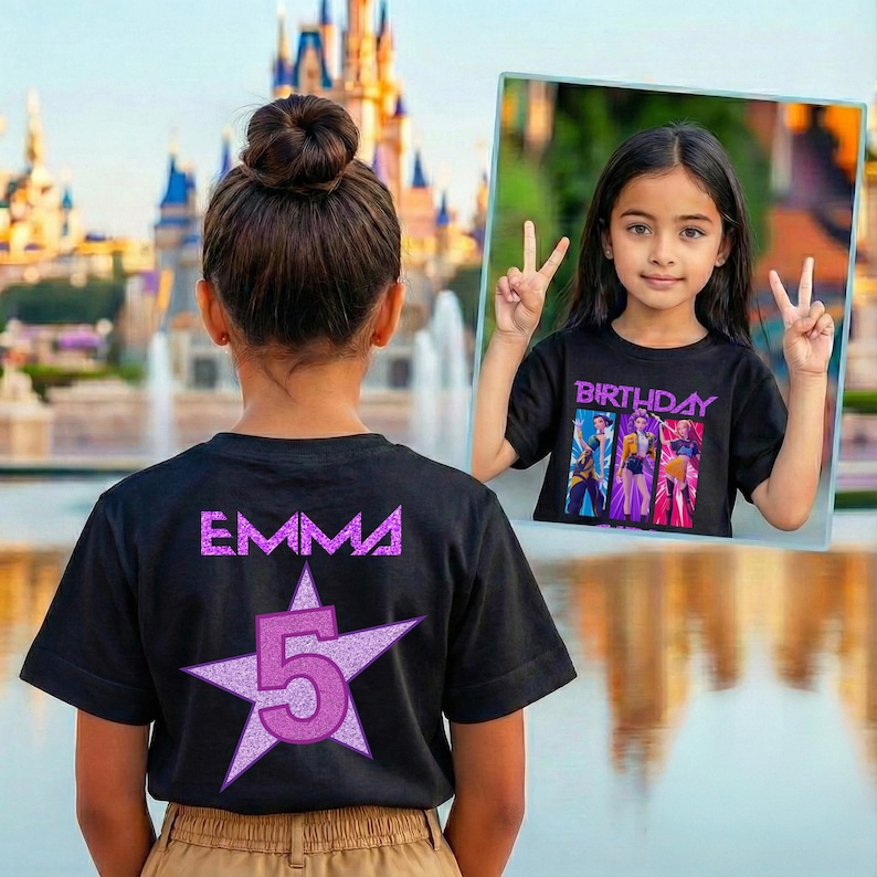 Puede incluir: Una camiseta negra con el nombre EMMA en texto morado sobre una gran estrella morada con el n&uacute;mero 5 dentro. La camiseta tambi&eacute;n muestra un gr&aacute;fico de tres personajes y la palabra BIRTHDAY en texto morado sobre un panel rectangular.