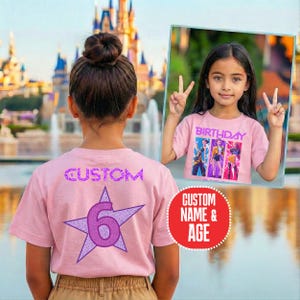 Puede incluir: Una camiseta rosa claro con la palabra CUSTOM en texto morado sobre una gran estrella de purpurina morada con el n&uacute;mero 6 dentro. La camiseta se muestra desde atr&aacute;s, mientras una imagen insertada muestra el frente con el texto BIRTHDAY.