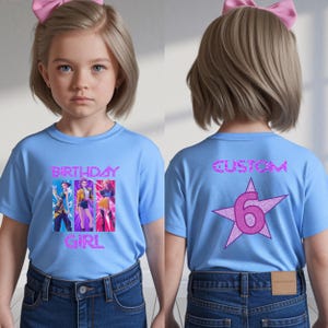 Puede incluir: Una camiseta de manga corta azul claro con un gr&aacute;fico frontal de tres personajes animados y el texto rosa brillante "BIRTHDAY GIRL". La parte posterior muestra el texto rosa brillante "CUSTOM" sobre una gran estrella rosa brillante con el n&uacute;mero 6.