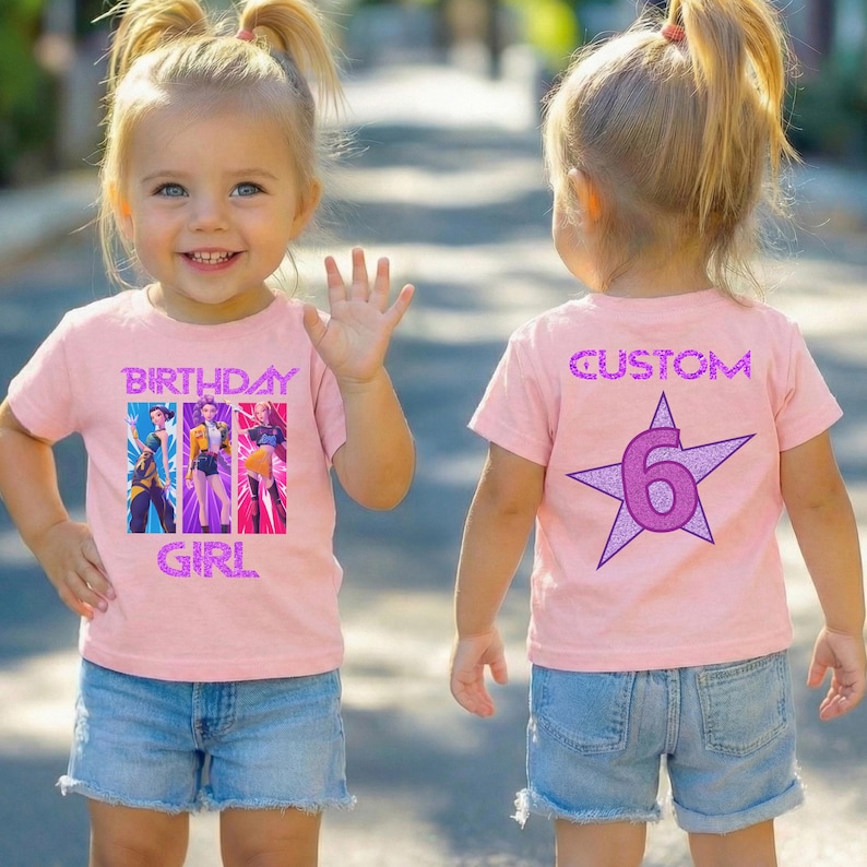 Puede incluir: Una camiseta de manga corta de color rosa claro con un gr&aacute;fico de tres personajes animados y el texto BIRTHDAY GIRL en la parte delantera, y una gran estrella morada con el n&uacute;mero 6 y el texto CUSTOM en la parte trasera, con pantalones cortos vaqueros.