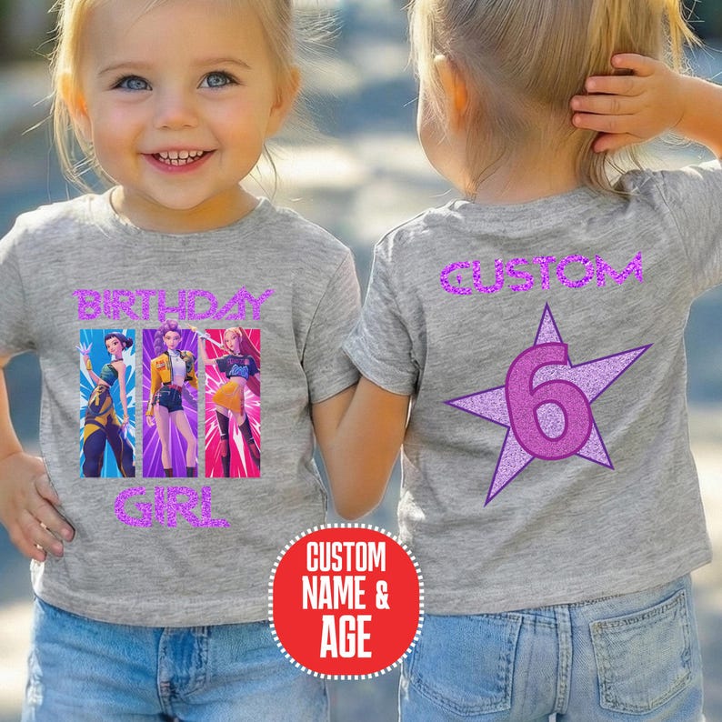 Puede incluir: Una camiseta gris jaspeado con un gr&aacute;fico frontal de tres personajes animados y el texto BIRTHDAY GIRL en purpurina morada. La parte trasera muestra una estrella de purpurina morada con el n&uacute;mero 6 y el texto CUSTOM en purpurina.