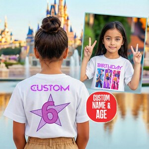 Puede incluir: Una camiseta blanca con un gr&aacute;fico de estrella de purpurina morada con el n&uacute;mero 6 en el centro y la palabra CUSTOM encima. La camiseta la lleva puesta una persona, con un recuadro que muestra el dise&ntilde;o frontal con la palabra BIRTHDAY.
