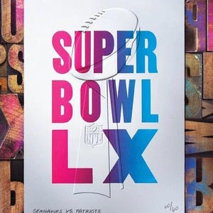 Puede incluir: Una taza de cerámica blanca con un asa negra y el texto "But First, Coffee" en negrita negra. La taza está sobre una superficie blanca.