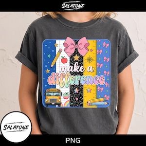 Könnte beinhalten: Ein anthrazitfarbenes T-Shirt mit einem rechteckigen Aufdruck und dem Text "make a difference". Das Design zeigt einen gelben Schulbus, eine rosa Schleife, Stifte, einen Apfel, ein Lineal und Sterne auf einem Hintergrund aus linierten Papier.
