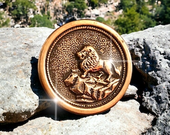 Victorian Vintage Antique Brass Picture Button Lion On Rocks